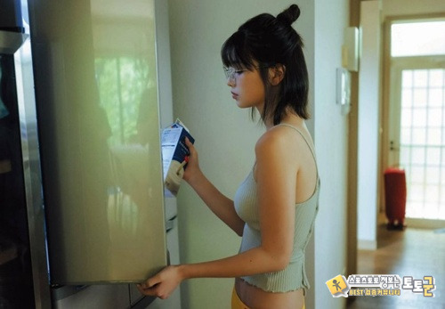 리포터겸 모델 사에키 유즈하