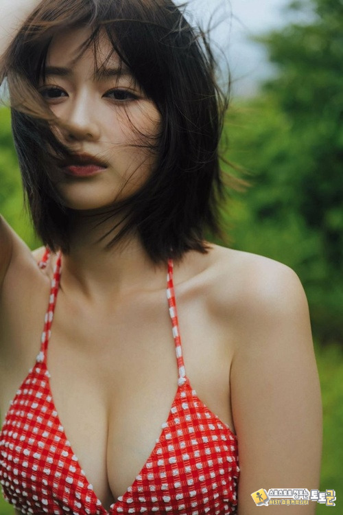 리포터겸 모델 사에키 유즈하