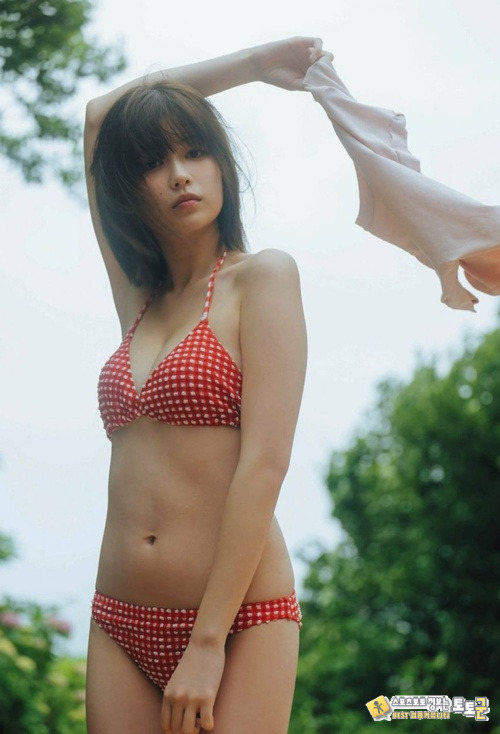 리포터겸 모델 사에키 유즈하